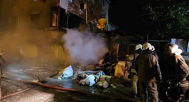 Avcılar'da çorap üretim atölyesi alevlere teslim oldu