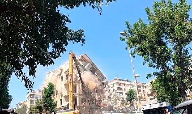 Avcılar'da kentsel dönüşüm nedeniyle yıkılan bina çöktü