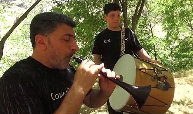 Baba-oğul her yaz memleketlerini gezerek davul-zurna çalıyor