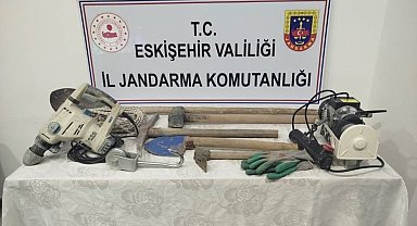 Babasına ait bahçede kaçak kazı yapan şüpheli yakalandı
