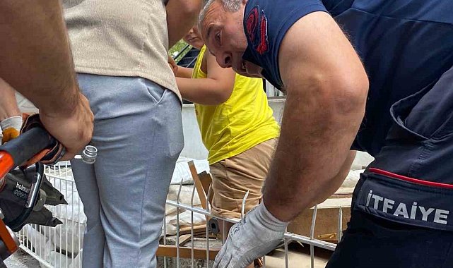 Bacağına saplanan demir korkulukla birlikte hastaneye kaldırıldı