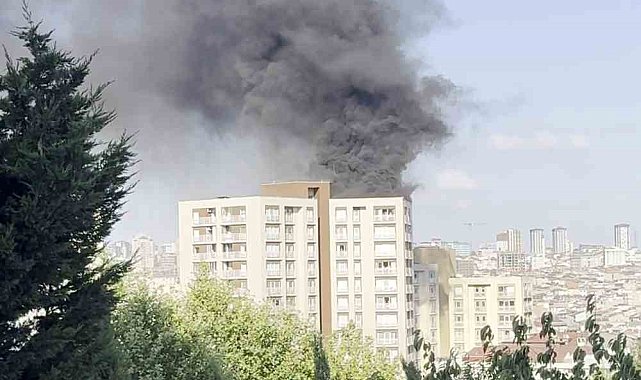 Bağcılar 2040 Sokak'taki 15 katlı bir binada yangın çıktı. Çok sayıda itfaiye ekibi yangını söndürmek için çalışma başlatırken, vatandaşların binadan tahliye edildiği öğrenildi.