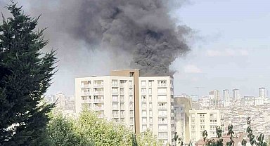 Bağcılar 2040 Sokak'taki 15 katlı bir binada yangın çıktı. Çok sayıda itfaiye ekibi yangını söndürmek için çalışma başlatırken, vatandaşların binadan tahliye edildiği öğrenildi.