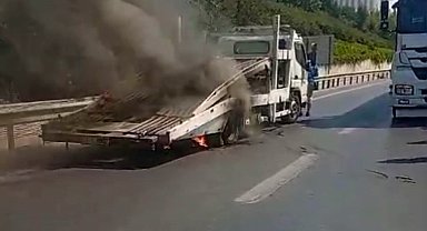 Bağcılar TEM Otoyolu'nda çekici yangını: Alevler sürücülerin müdahalesiyle söndürüldü