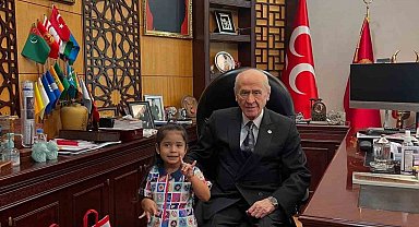 Bahçeli hayranı Minik Hilal, Devlet Dedesi'nin elini öptü