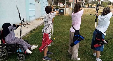 Bahçelievler yüzme havuzu bahçesinde okçuluk rüzgarı