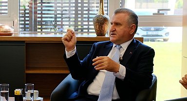 Bakan Bak 'Bizim Kort'a konuk oldu