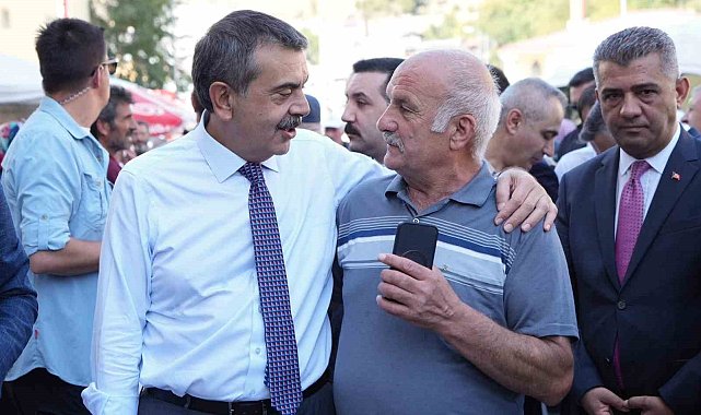 Bakan Tekin memleketi Uzundere'de