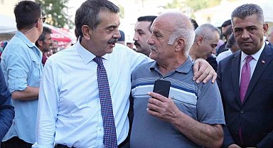 Bakan Tekin memleketi Uzundere'de