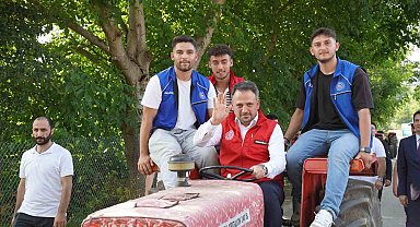 Bakan Yardımcısı Eminoğlu traktörle tarlaya gidip, gençlerle hasat yaptı