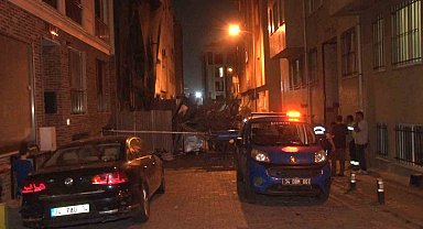 Bakırköy'de tarihi ahşap binada çökme meydana geldi