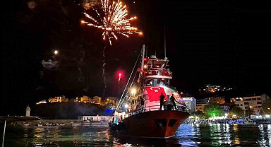 Balıkçılar 'Vira Bismillah' diyerek havai fişek gösterisiyle denize açıldı