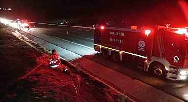 Balıkesir' de otoyolda yanan tır ot yangına sebep oldu