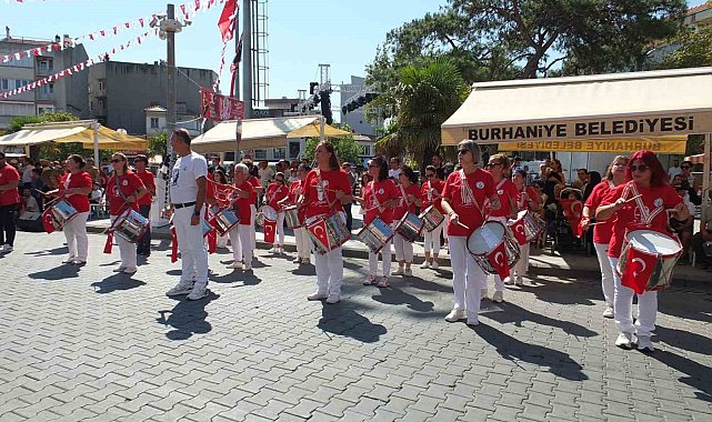 Balıkesir'de Halk Bandosu törenlere renk kattı