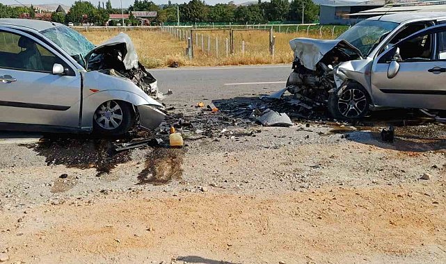 Balıkesir'de iki araç kafa kafaya çarpıştı: 1 ölü, 1 yaralı