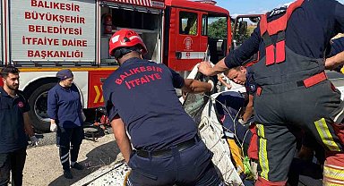 Balıkesir'de şarampole uçan araçta sıkışan 2 kişi yaralandı