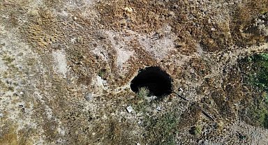 Balıkesir'deki 6.1'lik deprem sonrası Eskişehir'de oluşan obruk dron ile görüntülendi