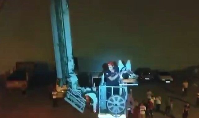Balkondan düşen çocuk iş yeri çatısında mahsur kaldı