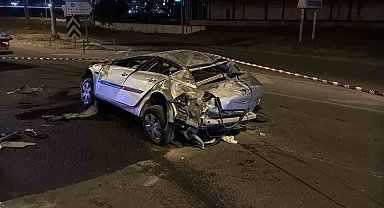 Bariyere çarpan otomobil metrelerce sürüklendi: 1 ölü, 1 yaralı