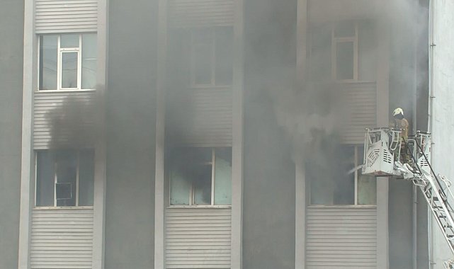 Başakşehir'de çorap imalathanesinde korkutan yangın