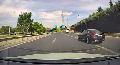 Basın Ekspreste aracıyla diğer sürücünün önüne kıran trafik magandası bununla yetinmeyerek küfür ve hakaretler savurdu