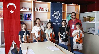 Başkan Çerçioğlu ile Aydınlı minikler keman öğreniyor