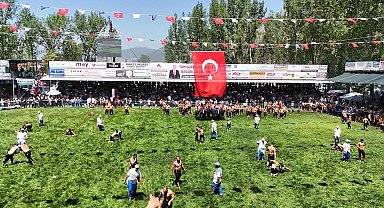 Başkan Pütün pehlivanları Seydikemer er meydanında yalnız bırakmadı