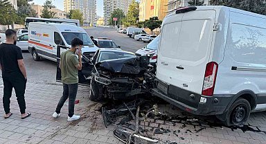 Batman'da otomobil ile minibüs çarpıştı: 1 yaralı