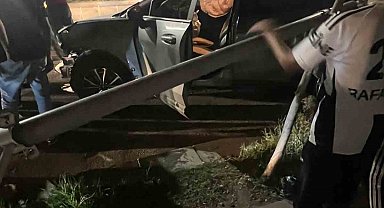Batman'da trafik kazası, otomobil aydınlatma direğine çarptı