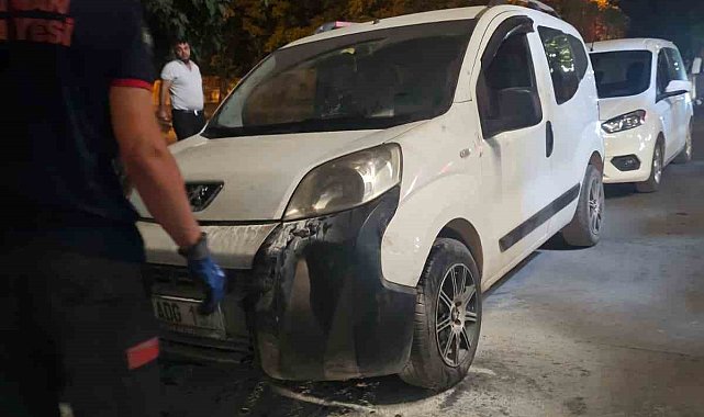 Batman'da yanan otomobili vatandaşlar söndürdü