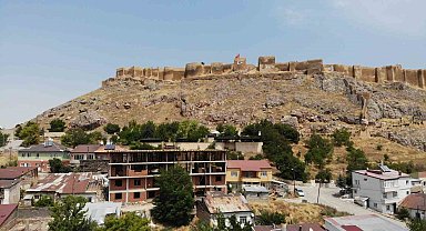 Bayburt Kent Konseyi'nden tarihi Bayburt Kalesi'nin önünde yükselen binaya tepki