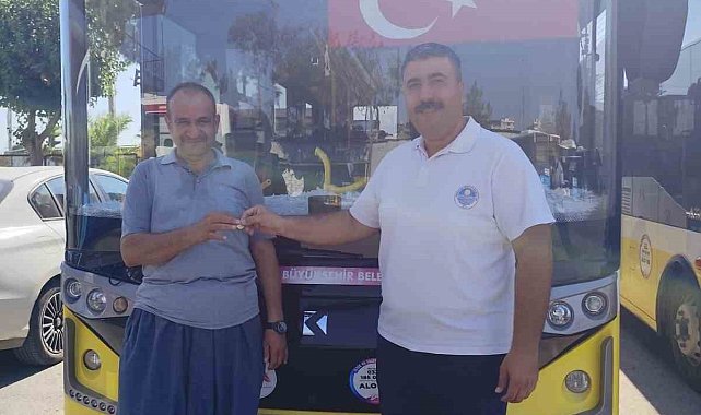 Belediye otobüsü şoförü bulduğu altını sahibine teslim etti