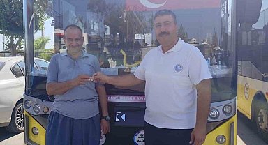 Belediye otobüsü şoförü bulduğu altını sahibine teslim etti
