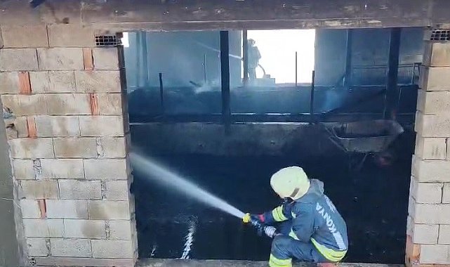 Besi ahırında çıkan yangında 6 büyükbaş hayvan telef oldu, 10 ton saman yandı