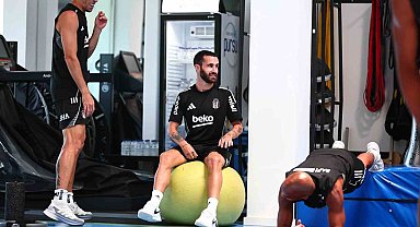 Beşiktaş, günün ikinci antrenmanını salonda yaptı