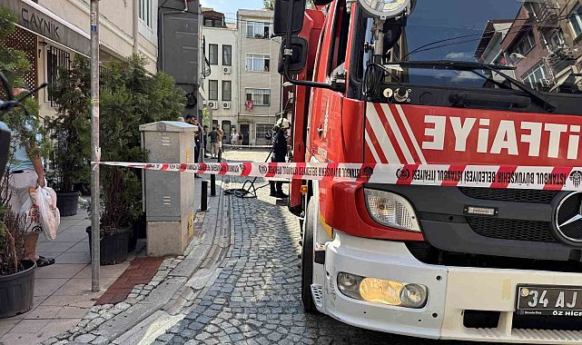Beşiktaş'ta 3 katlı binada yangın paniği