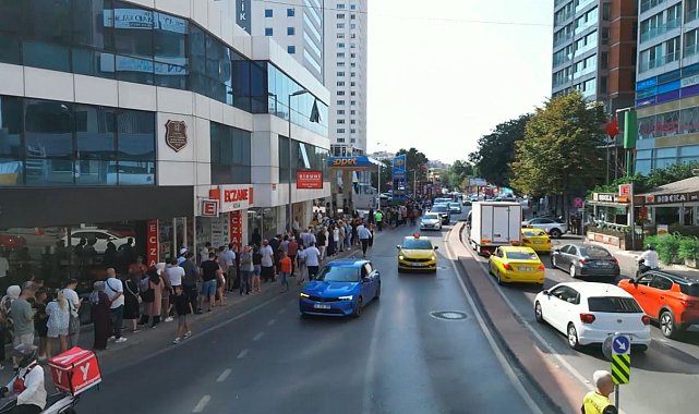 Beşiktaş'ta gece yarısı sıraya girdiler: Hediye çeki için 8 saat kuyrukta beklediler
