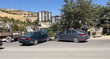 Besni'de 2 otomobil kafa kafaya çarpıştı: 2 yaralı