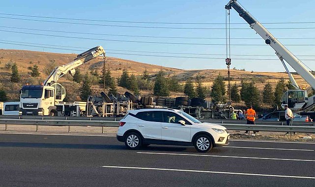 Beton mikseri otomobilin üzerine devrildi: 6 yaralı