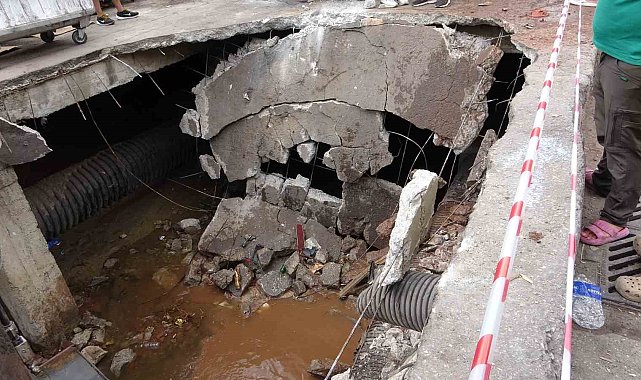 Beton zemin çöktü, hafriyat kamyonu içine düştü