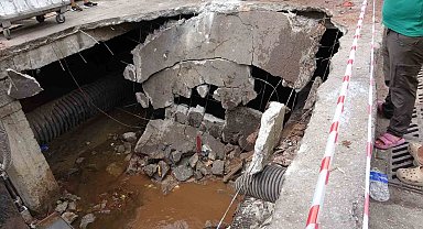 Beton zemin çöktü, hafriyat kamyonu içine düştü