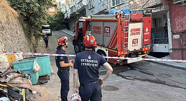 Beyoğlu'nda ağaç ve elektrik direği araçların üzerine devrildi