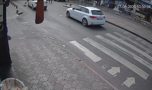 Beyoğlu'nda otomobilin dede ve torununa çarptığı kaza kamerada