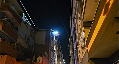 Beyoğlu'nda patlama sonrası evin çatısı alevlere teslim oldu