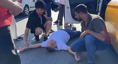 Beyoğlu'nda taksici baygınlık geçirdi: Vatandaşlar başından ayrılmadı
