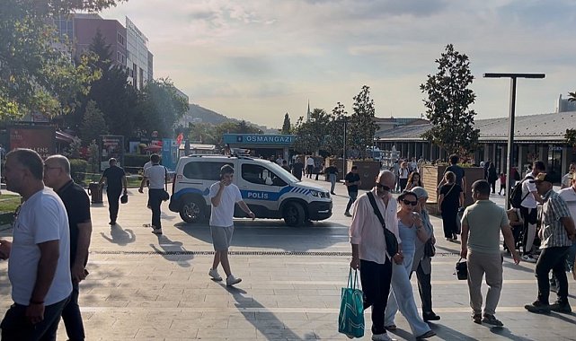Bıçakla geldi tek yumrukta yere serdi...O anlar kamerada