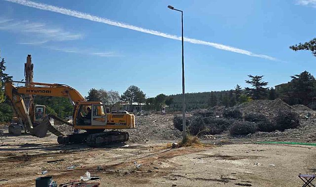 Bilecik'te eski devlet hastanesi yıkıldı