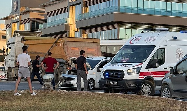Bilecik'te iki aracın karıştığı trafik kazasında 3 kişi yaralandı