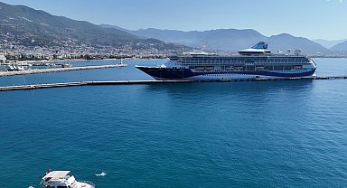 Bin 924 yolcu 734 mürettebatlı dev gemi Alanya'ya demir attı