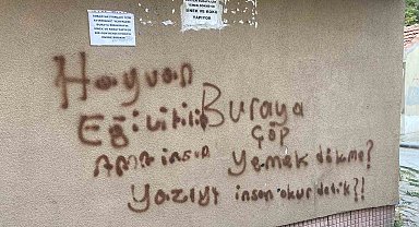 Binanın duvarına asılan ilginç notlar dikkat çekiyor